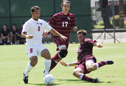 Luis De Luna controls the ball during first-half action against CMS (Kelly Rivas photo)