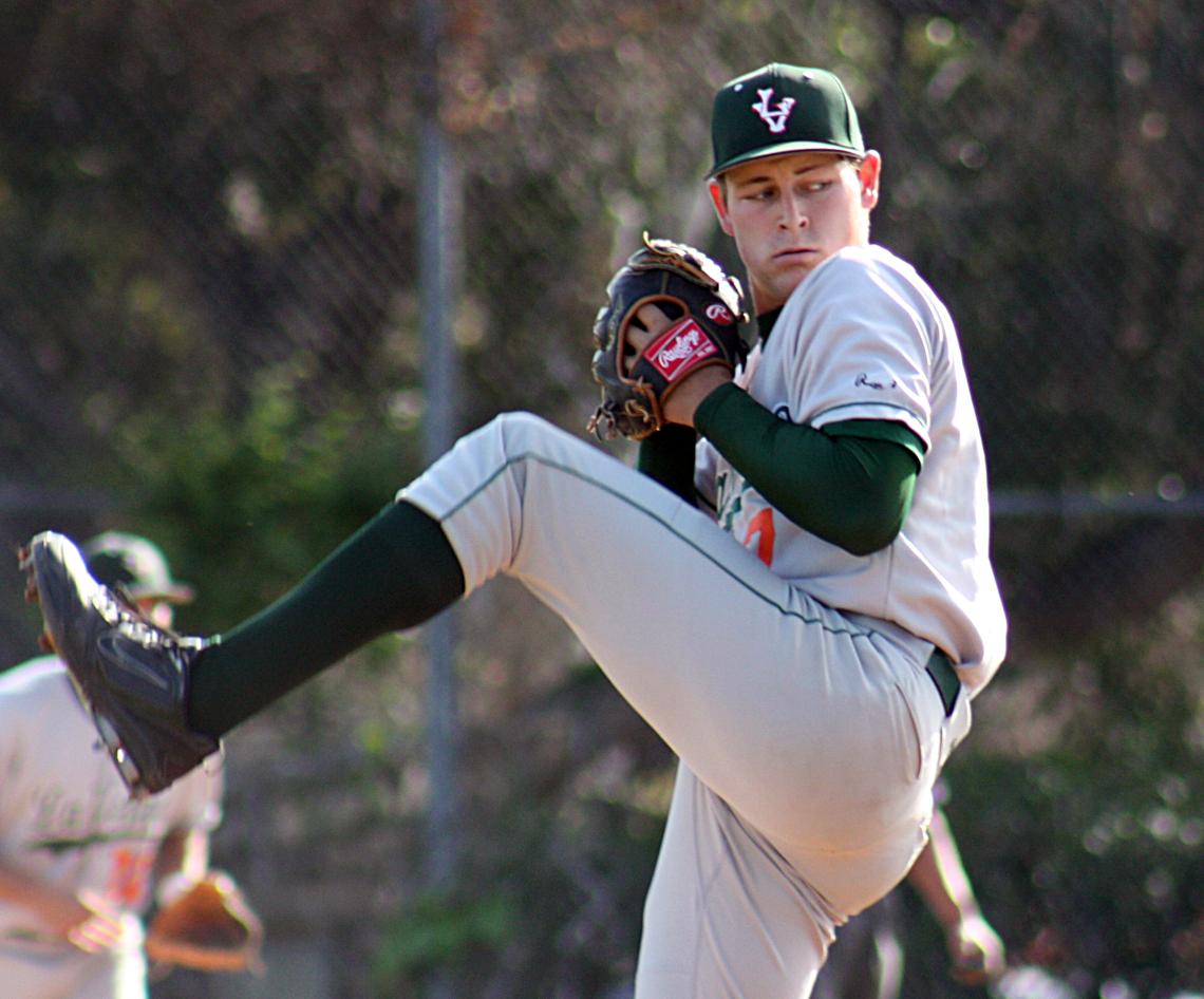 Leos Tops Hens 5-1