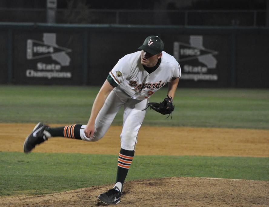 Leos Notch Wins Over Stags, Kingsmen