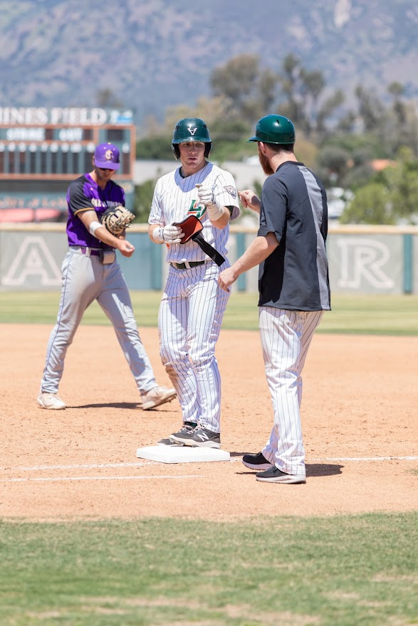 Leopards Pounce on Poets&rsquo; Pitching for 17 Runs