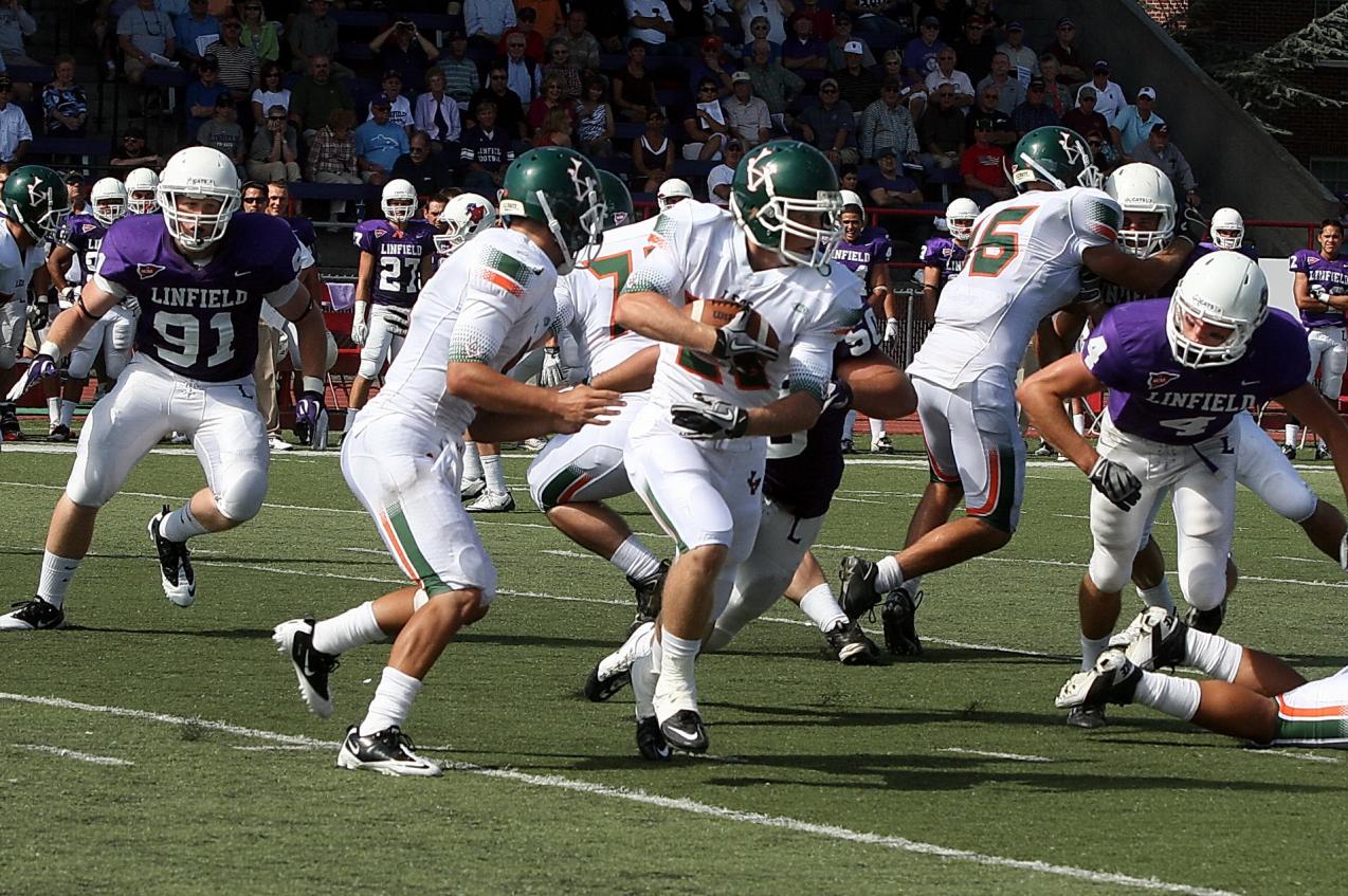 Tanner Thompson led the La Verne ground game with 92 rushing yards on 12 carries (courtesy Linfield Sports Information)