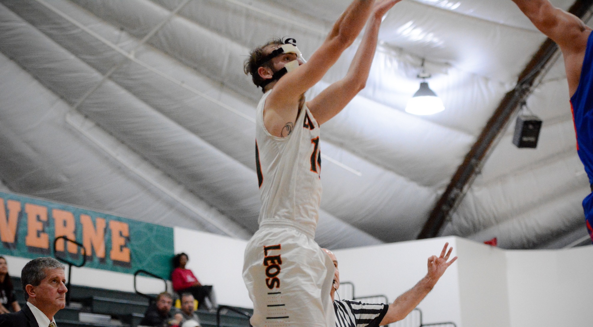 Arnold's 27, Mertens' 4-point play lead La Verne past Pomona-Pitzer 89-86