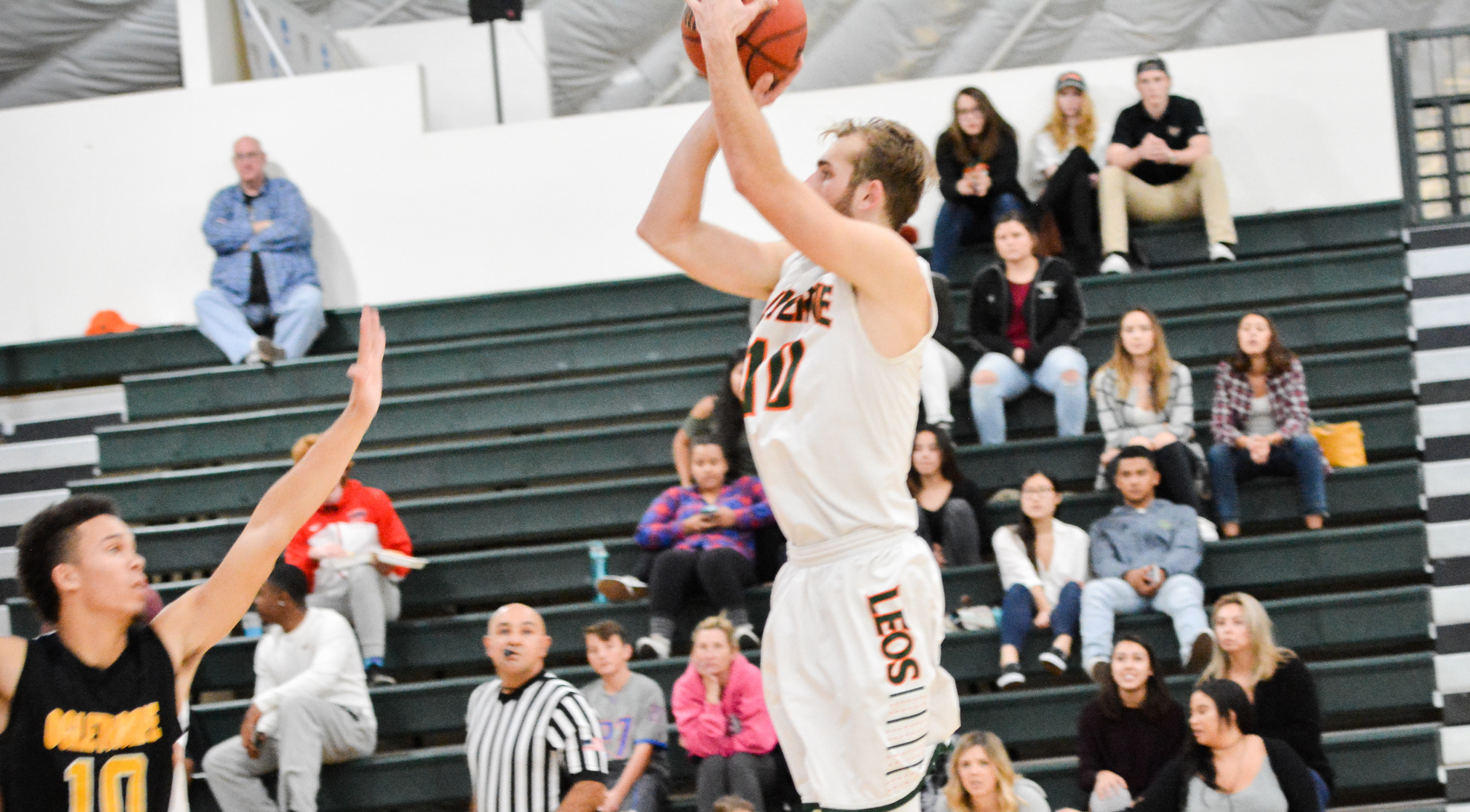 Wis.-River Falls stops Leopards in final seconds, 71-69