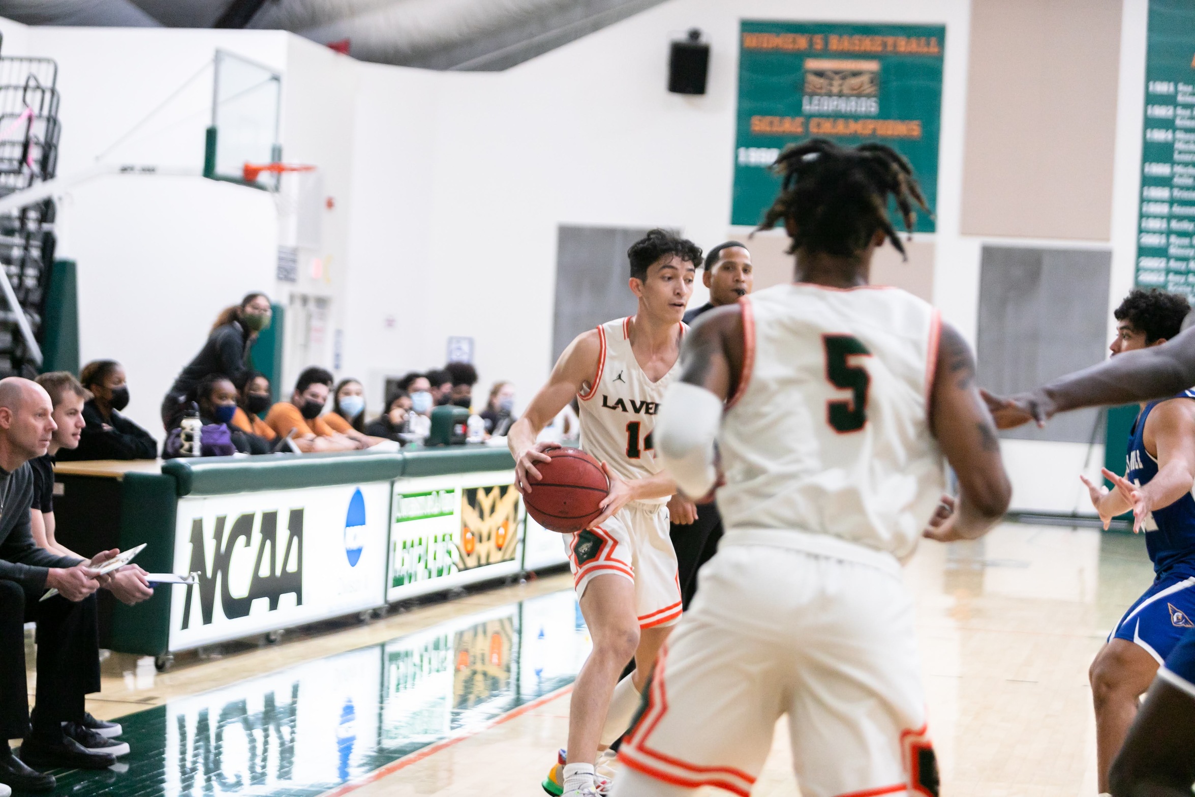 Leos snap nine-game skid against Beavers