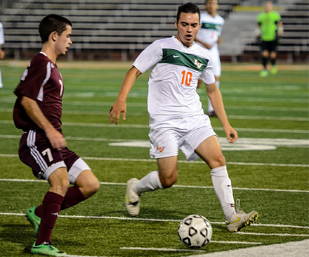 Gonzalez, Estrada Lift Men&rsquo;s Soccer Past Caltech