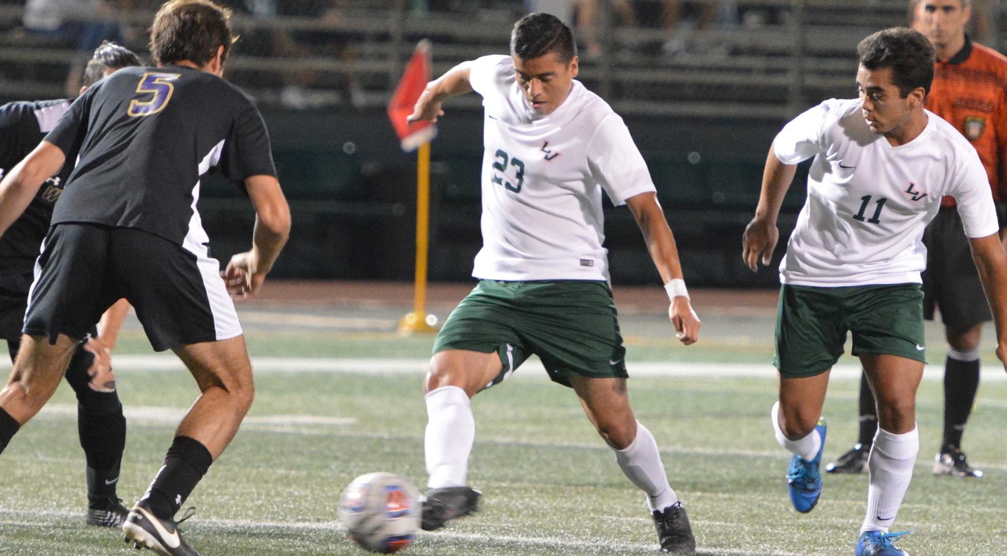Men's Soccer throttles Whittier, 3-0