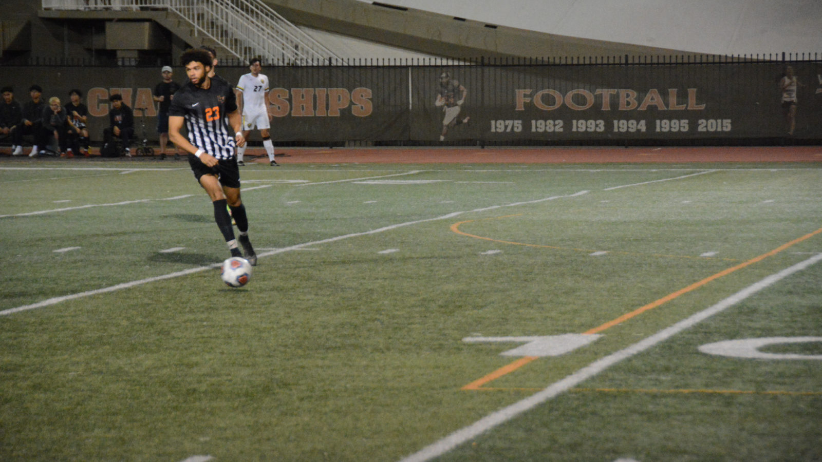 Leopards Battle The Bulldogs In Final SCIAC Regular Season Match-Up