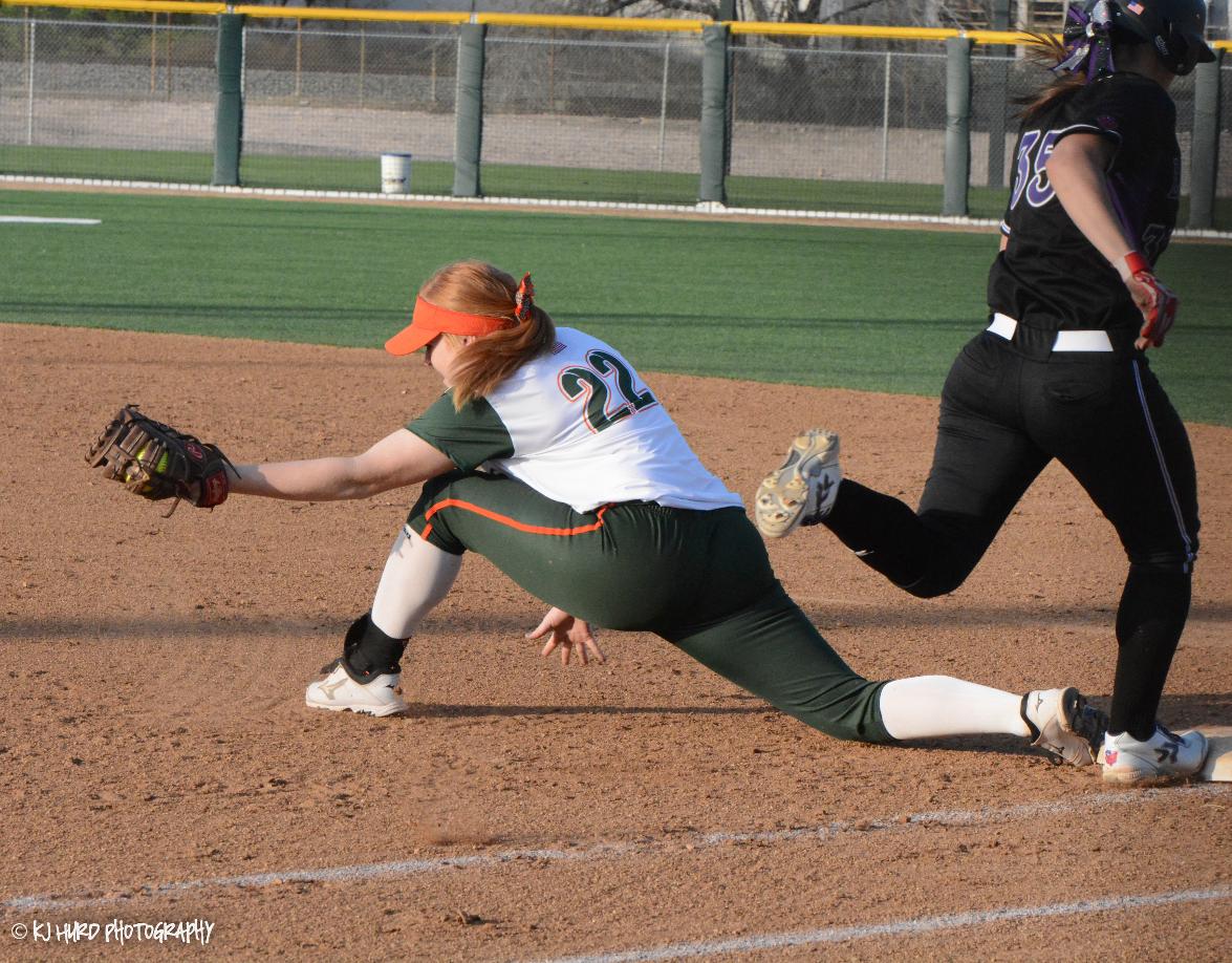 Softball drops pair to No. 17 Linfield