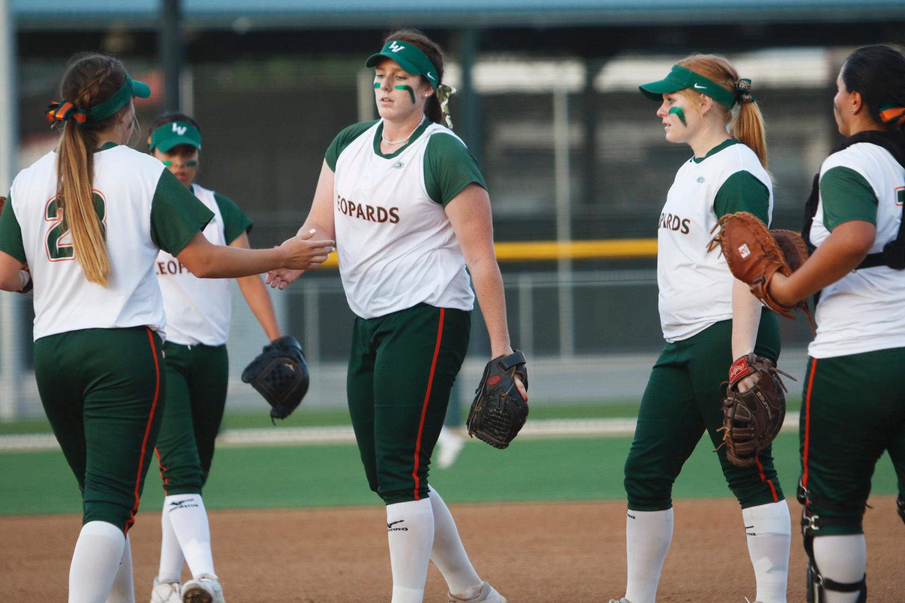 Softball splits twinbill at Redlands