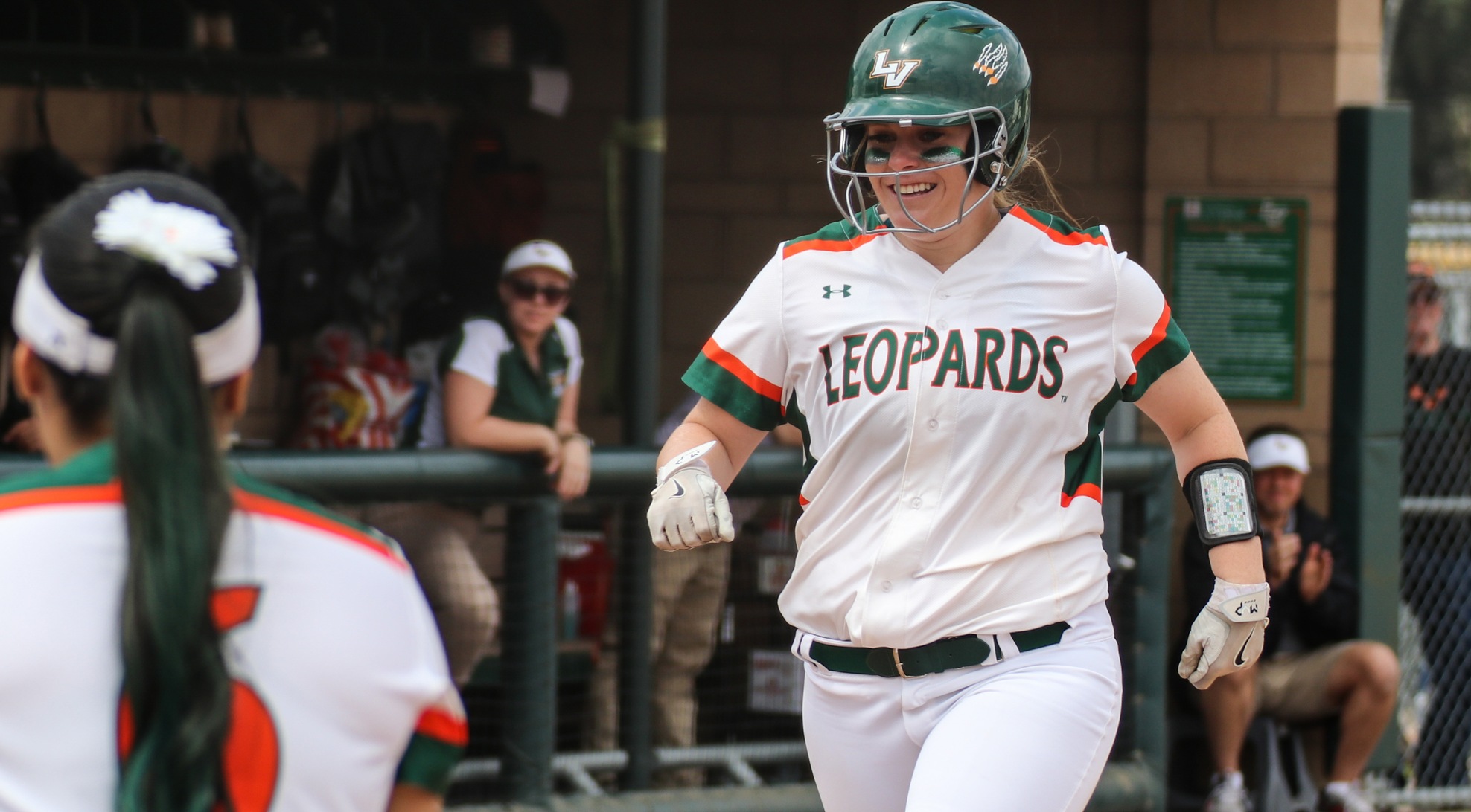 Schiff walk-off blast lifts Softball past Whittier; Leopards complete sweep