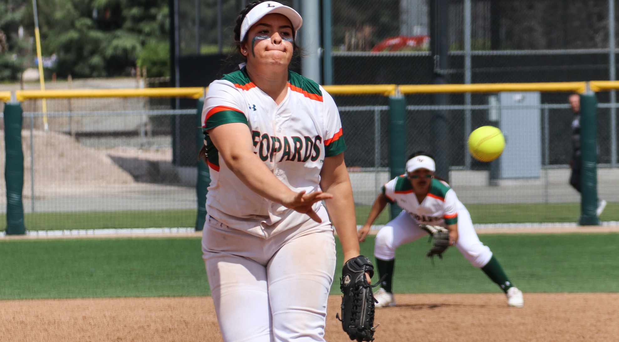 Softball sweeps CMS, takes first place