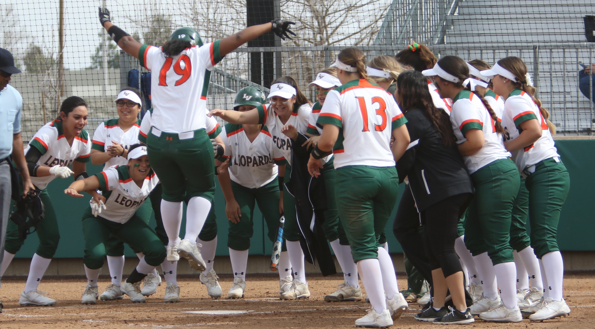 Kendricks hits game-winner, Softball splits with CMS