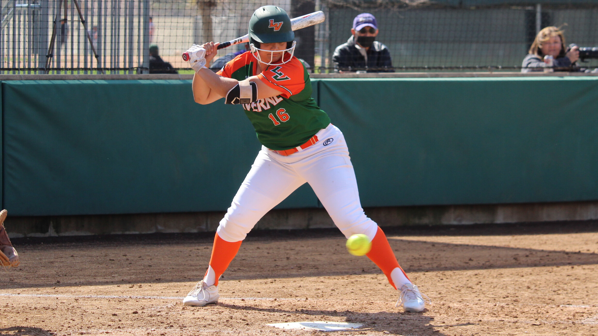 Leopards Split with the Tigers