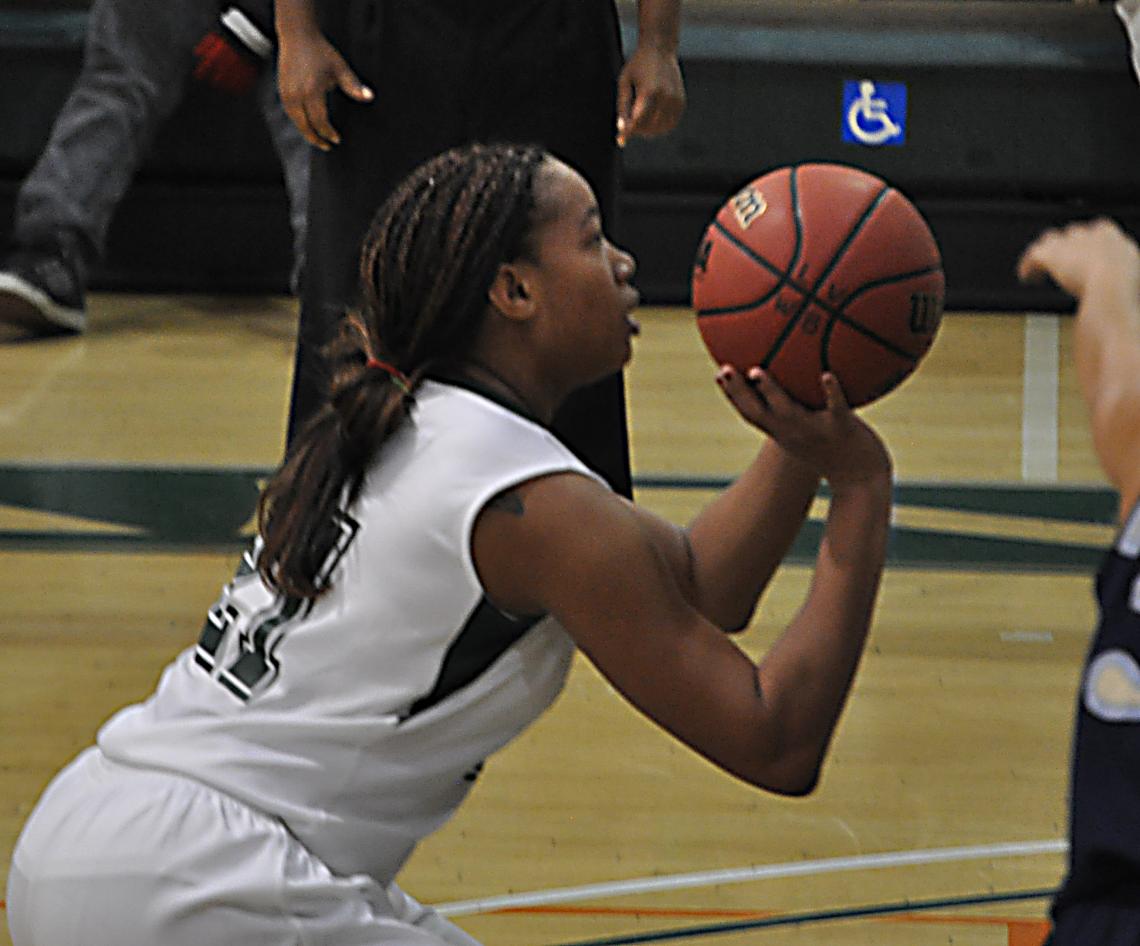 La Verne Outduels Athenas In Shootout