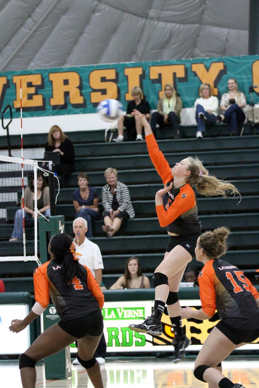 Leo volleyball squad splits league matches