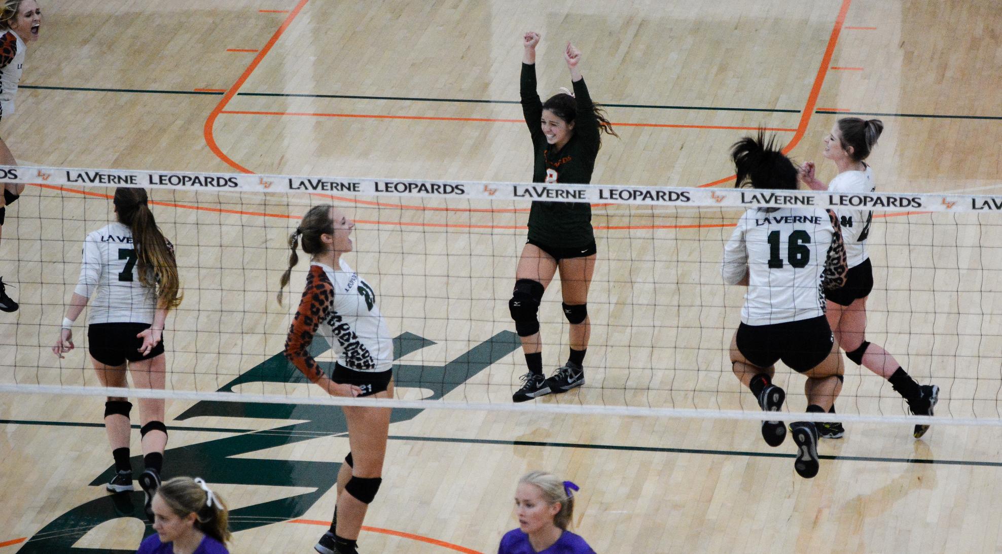Volleyball cruises past Pomona-Pitzer, 3-0