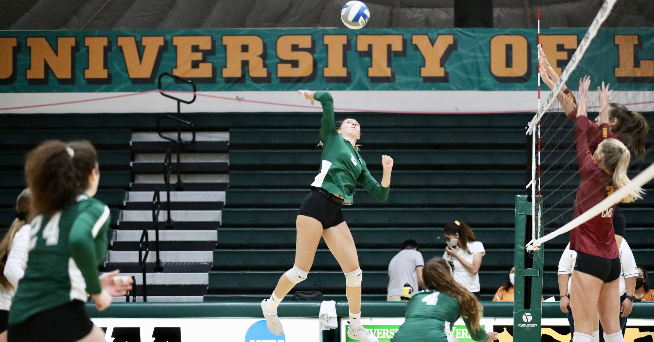 Volleyball Loses to No. 2 CMS