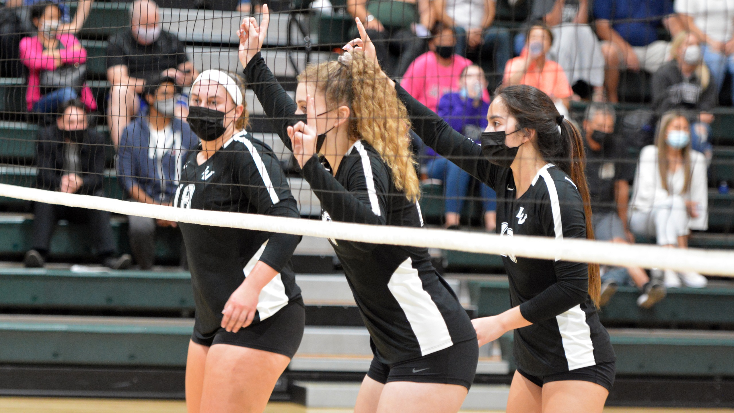 Volleyball Splits First Two Games of Whittier Invitational